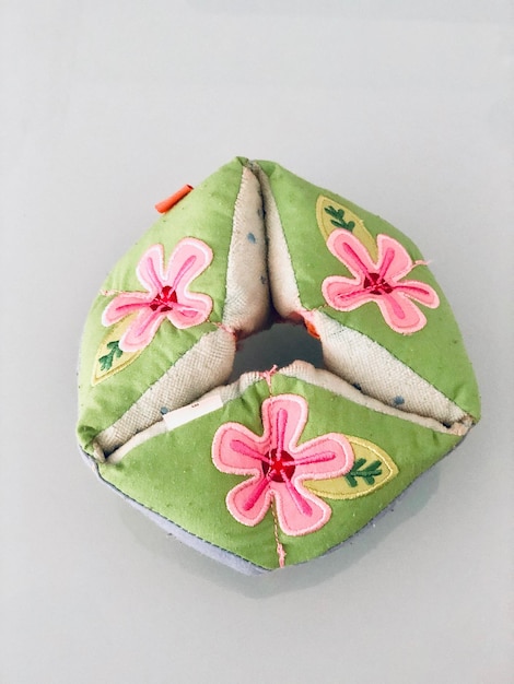 Hotová poduška s výšivkou